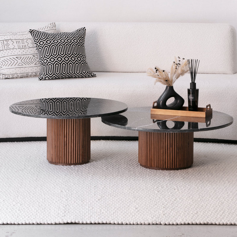 Le duo de tables basses gigognes naturel est l’alliance parfaite du bois et du marbre.