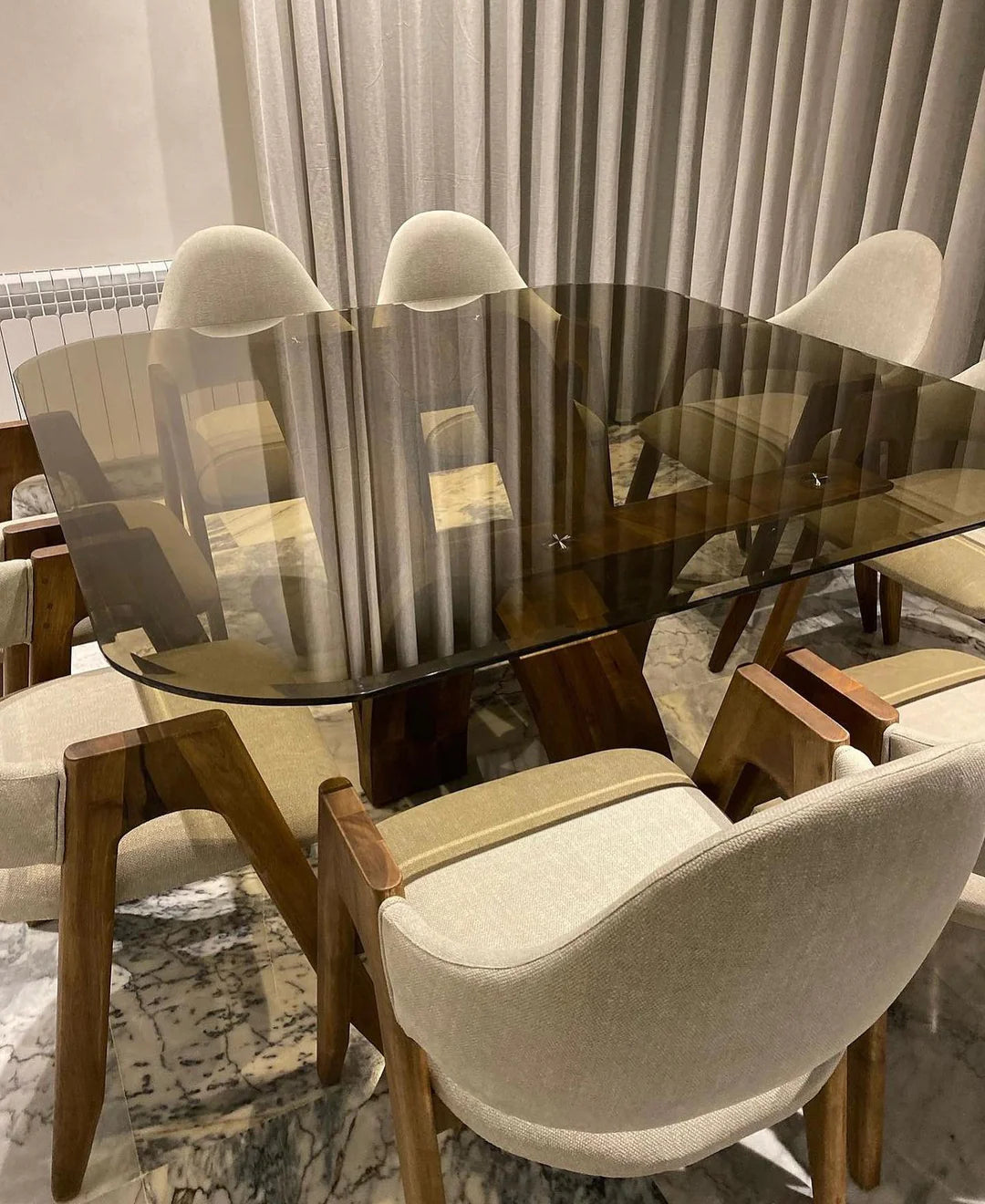 Table Élégance Bois  ktab  140\140 cm et 8 Chaises model (Alpha)