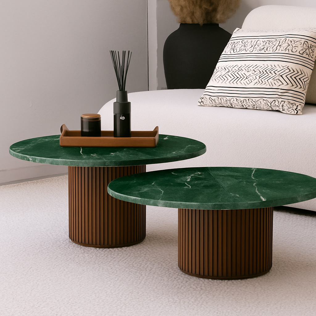 Le duo de tables basses gigognes naturel est l’alliance parfaite du bois et du marbre.