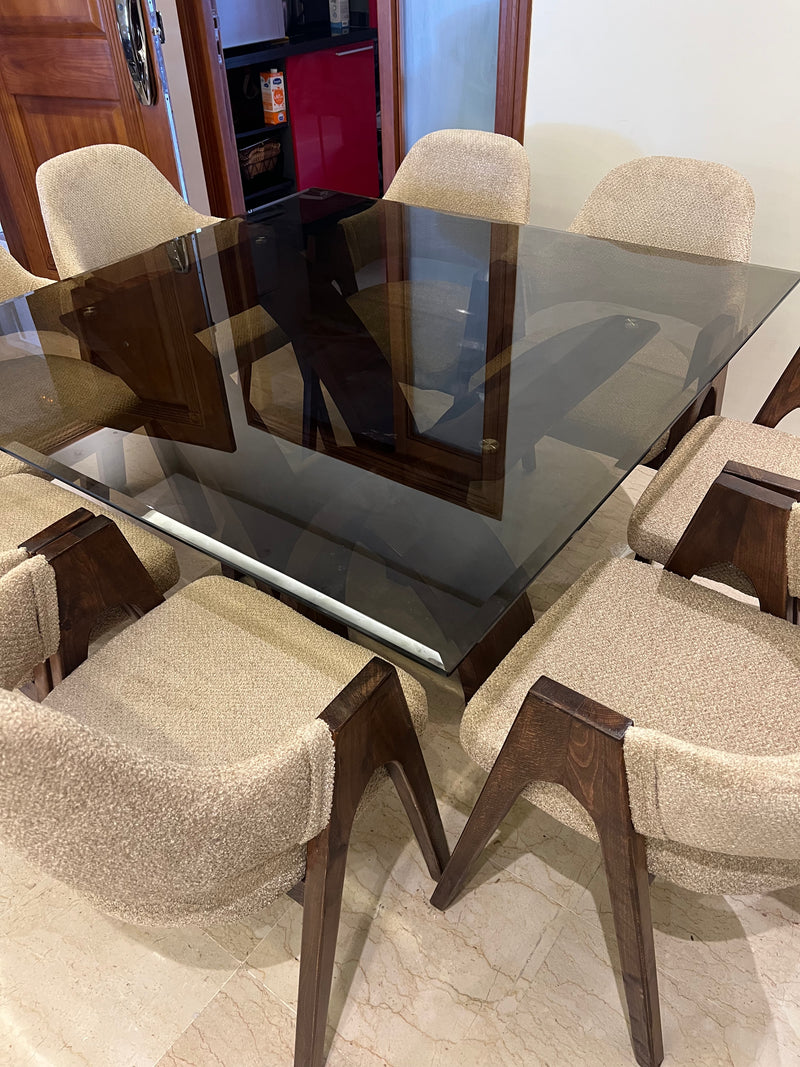 Table Élégance Bois  ktab  140\140 cm et 8 Chaises model (Alpha)