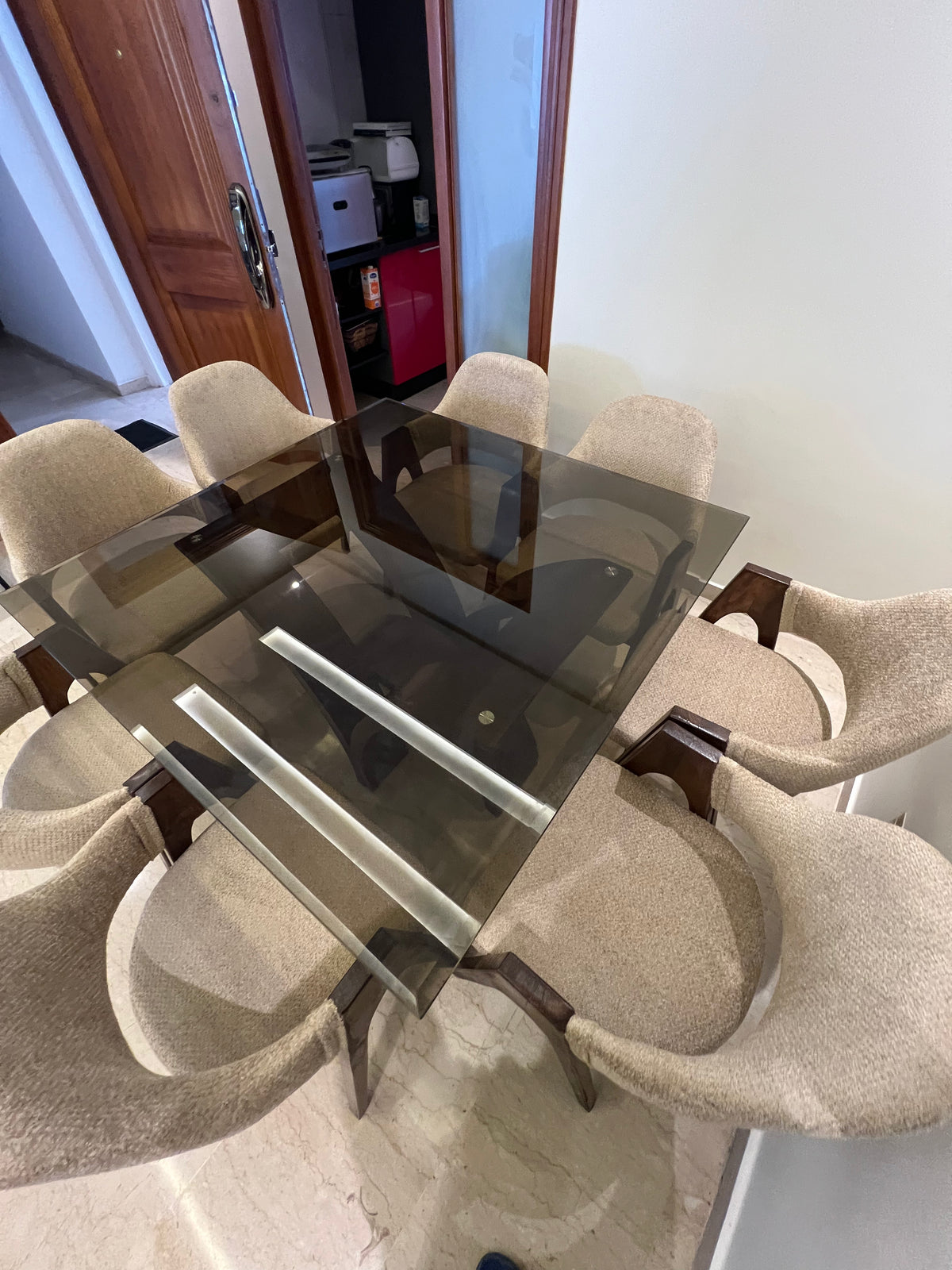 Table Élégance Bois  ktab  140\140 cm et 8 Chaises model (Alpha)