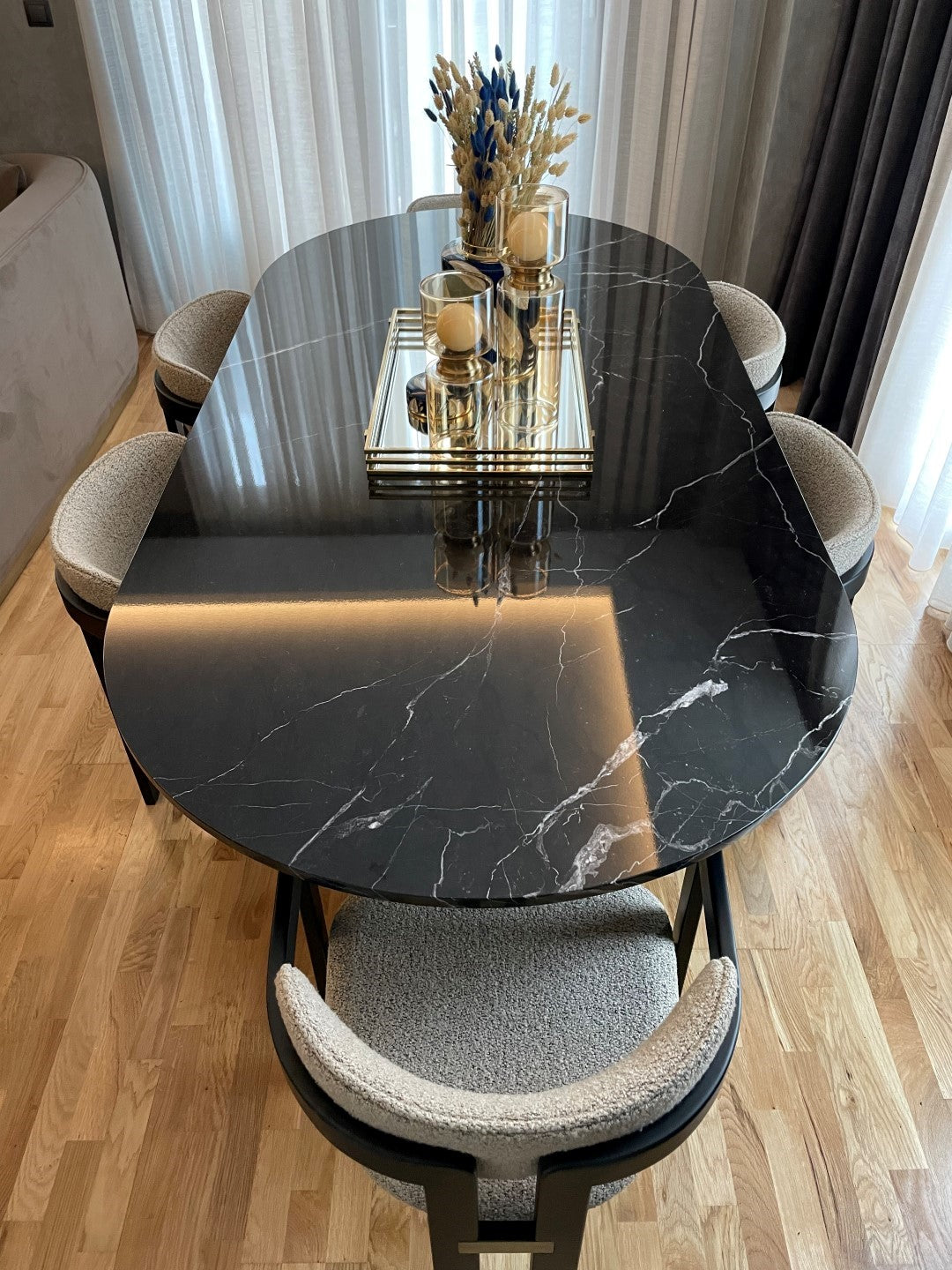 Table en marbre noir 6 chaise model M
