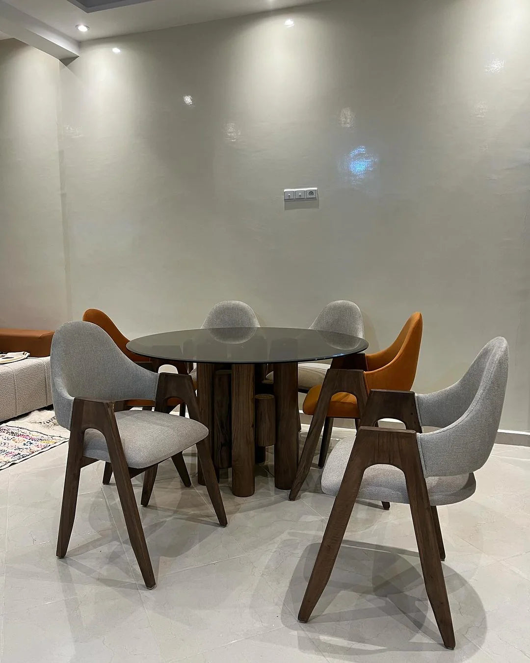 Table Ronde Chic avec 6 Chaises