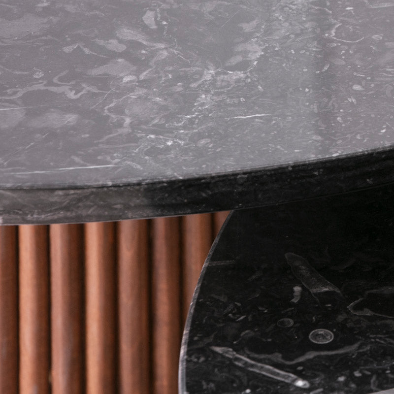 Le duo de tables basses gigognes naturel est l’alliance parfaite du bois et du marbre.