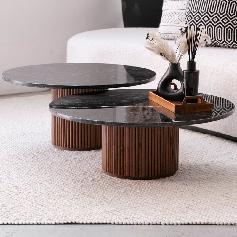 Le duo de tables basses gigognes naturel est l’alliance parfaite du bois et du marbre.