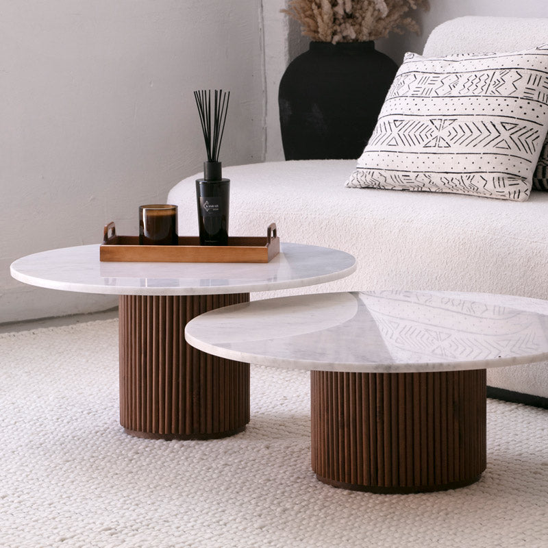Le duo de tables basses gigognes naturel est l’alliance parfaite du bois et du marbre.