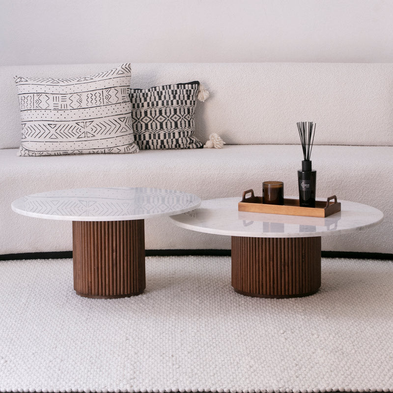 Le duo de tables basses gigognes naturel est l’alliance parfaite du bois et du marbre.