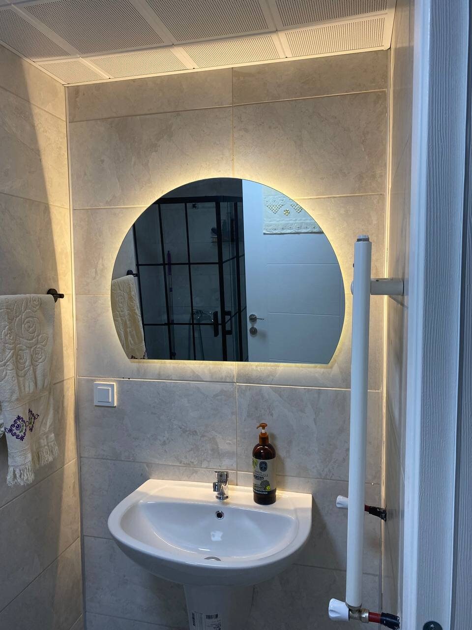 Miroir de salle de bain demi-cercle avec éclairage LED