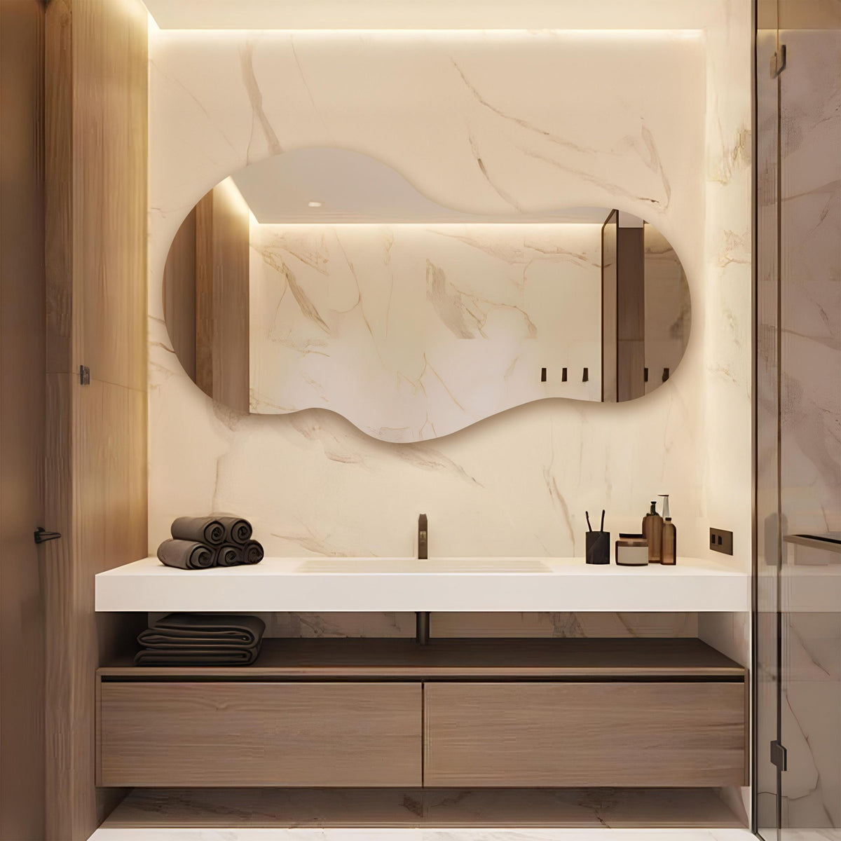 Grand miroir asymétrique moderne suspendu pour salle de bain