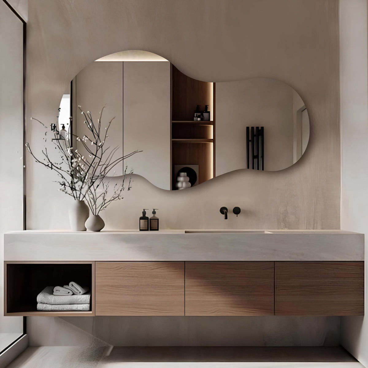 Grand miroir asymétrique moderne suspendu pour salle de bain