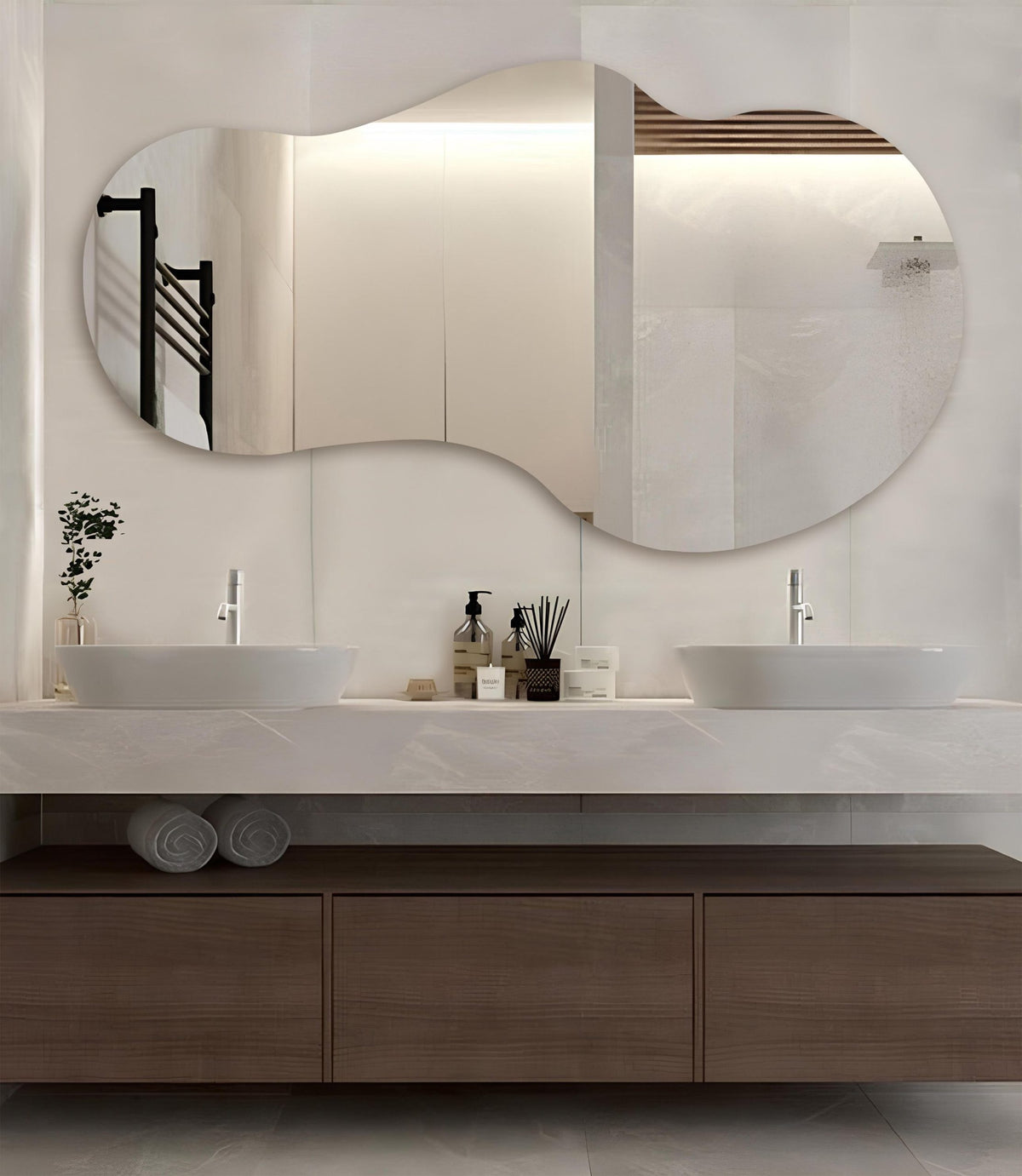 Grand miroir asymétrique moderne suspendu pour salle de bain