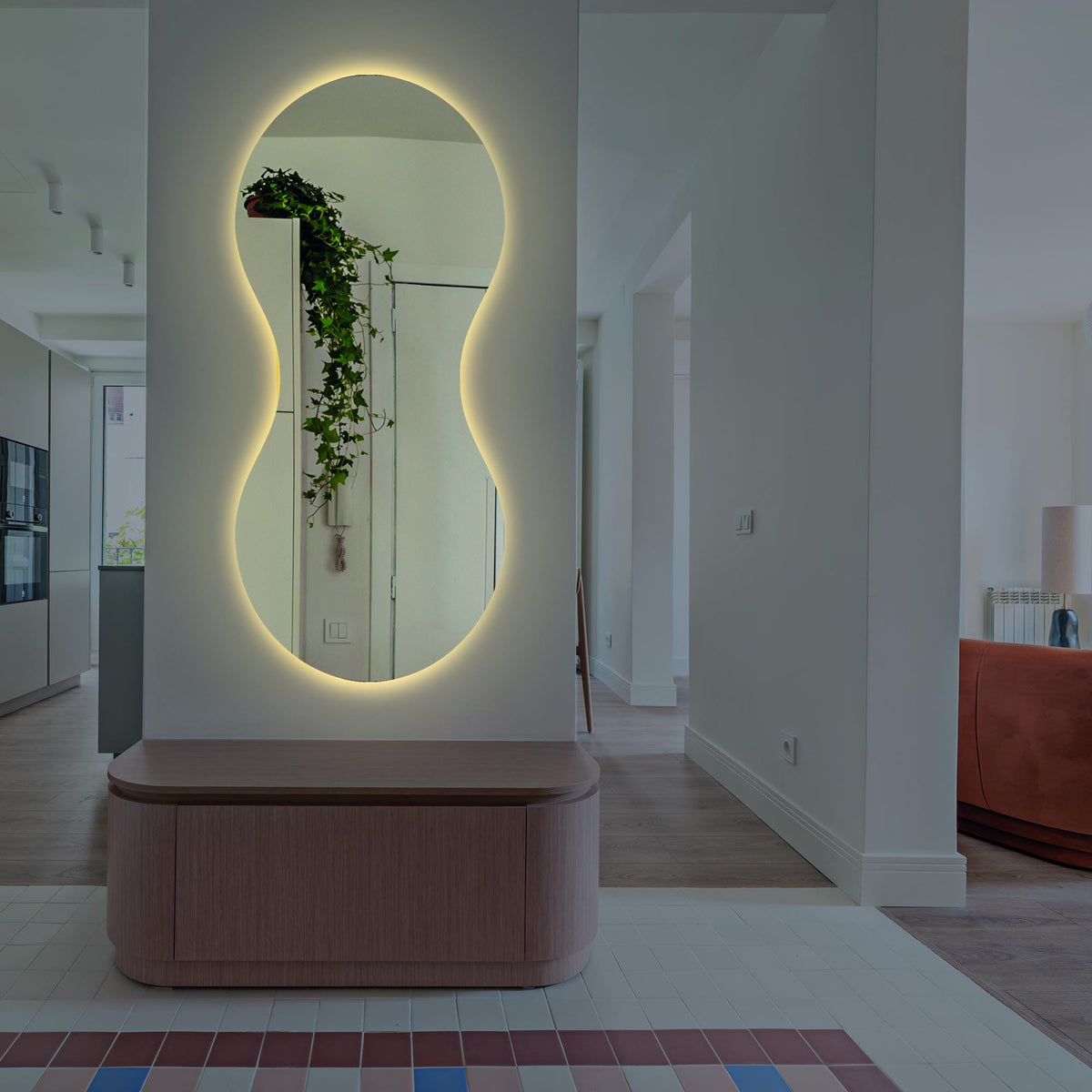 Miroir mural LED moderne de forme organique