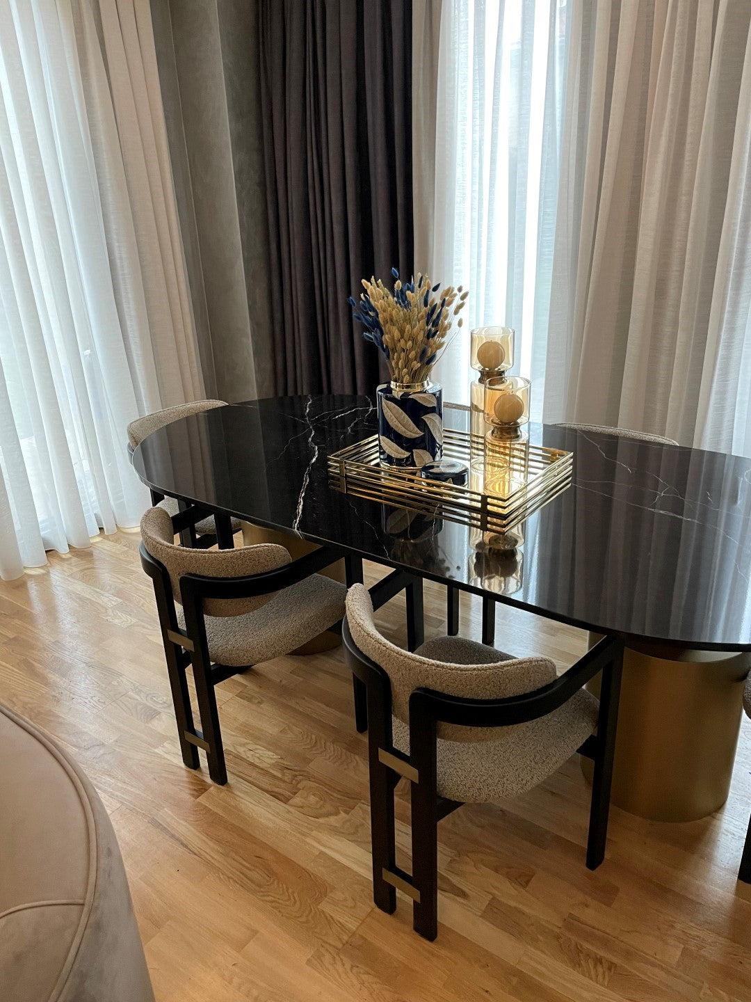 Table en marbre noir 6 chaise model M
