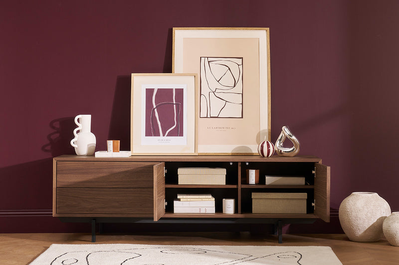 Meuble TV vintage en bois foncé avec rangements fermés