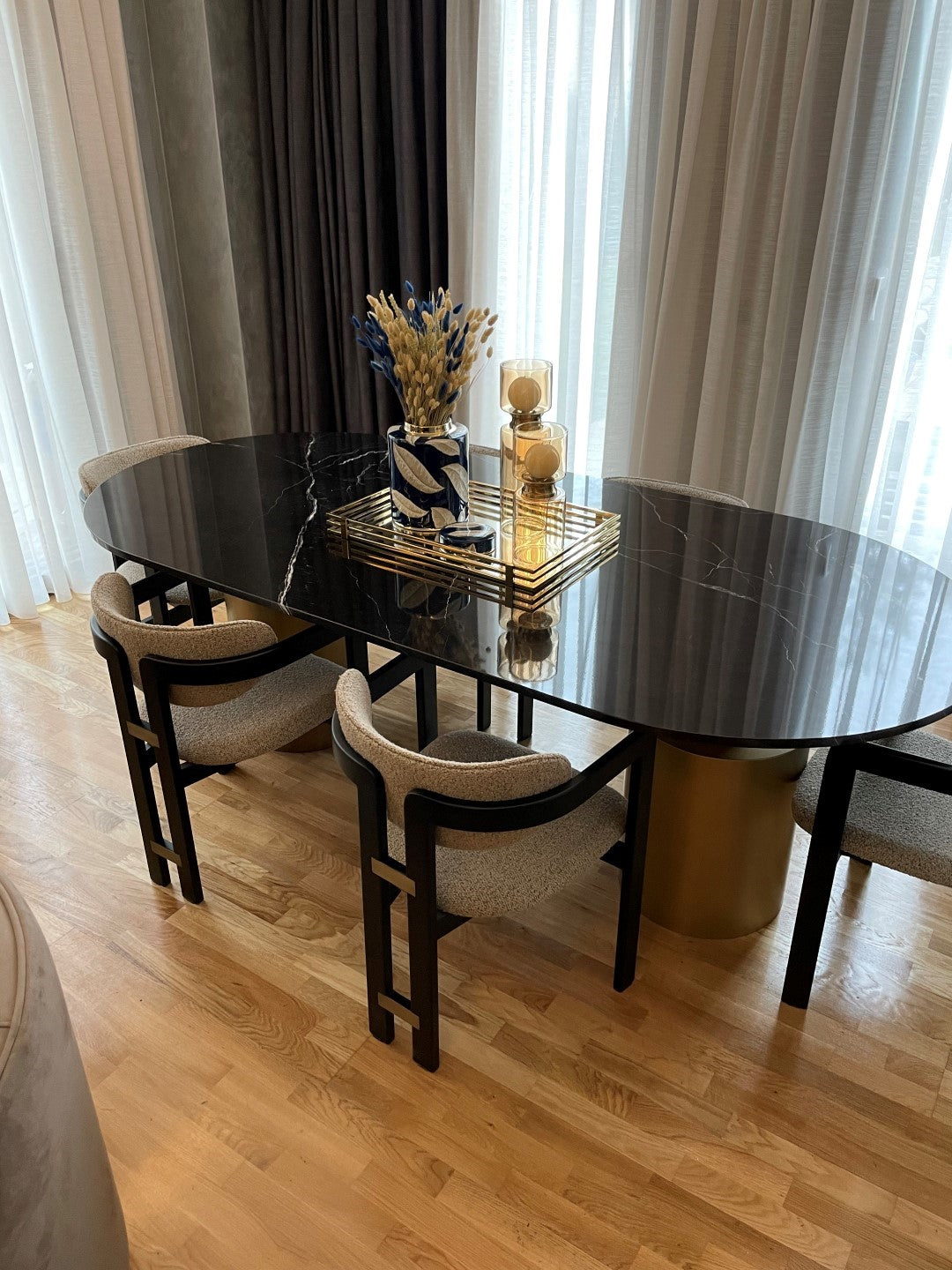 Table en marbre noir 6 chaise model M
