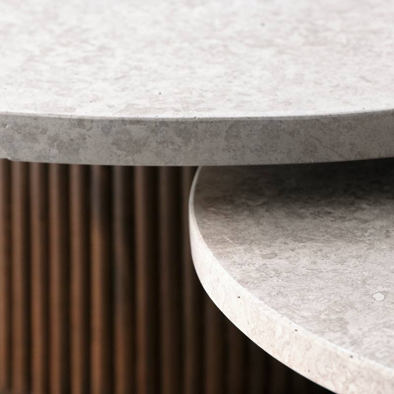 Le duo de tables basses gigognes naturel est l’alliance parfaite du bois et du marbre.