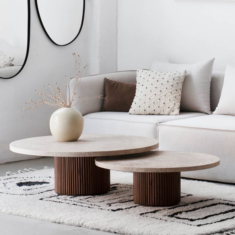 Le duo de tables basses gigognes naturel est l’alliance parfaite du bois et du marbre.