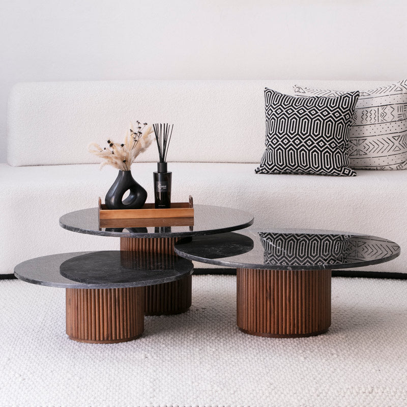 TRIO Tables basses en bois et travertin