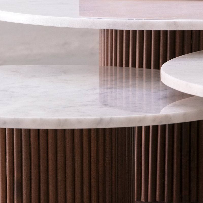 TRIO Tables basses en bois et travertin